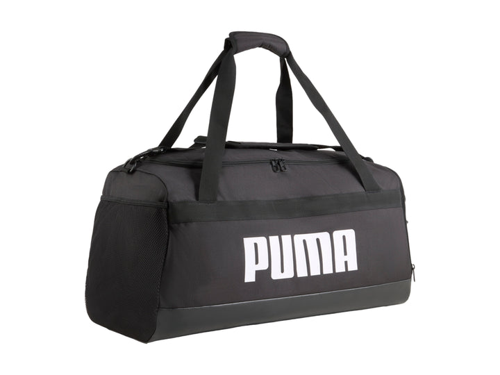 Maleta deportiva Puma Challenger Small de color negro con logotipo blanco frontal.