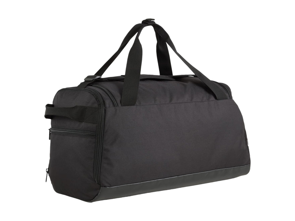 Maleta deportiva Puma Challenger Small de color negro con logotipo blanco frontal.