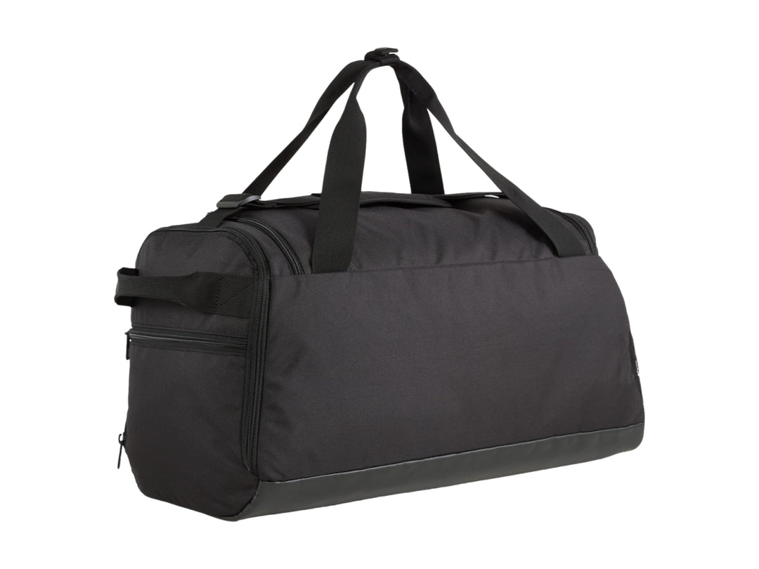 Maleta deportiva Puma Challenger Small de color negro con logotipo blanco frontal.