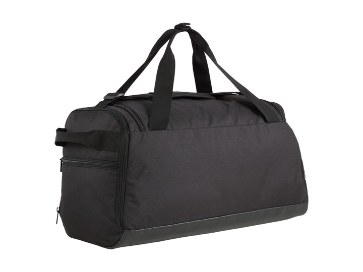 Maleta deportiva Puma Challenger Small de color negro con logotipo blanco frontal.