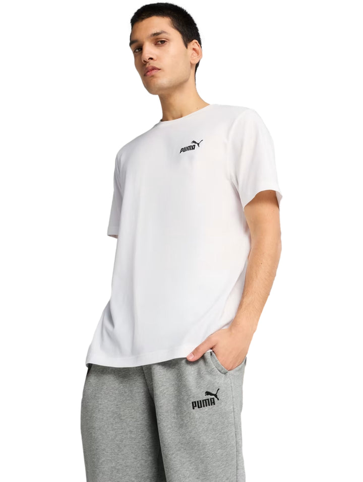 Hombre vistiendo una playera blanca de manga corta PUMA con un logotipo pequeño en el pecho.
