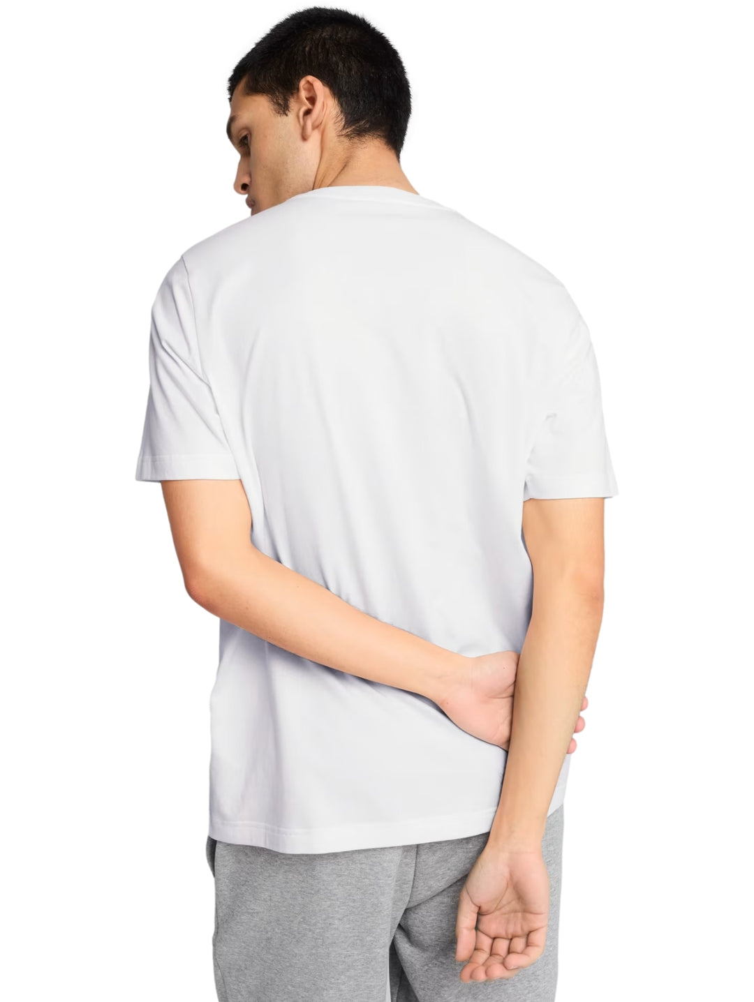 Hombre vistiendo una playera blanca de manga corta PUMA con un logotipo pequeño en el pecho.