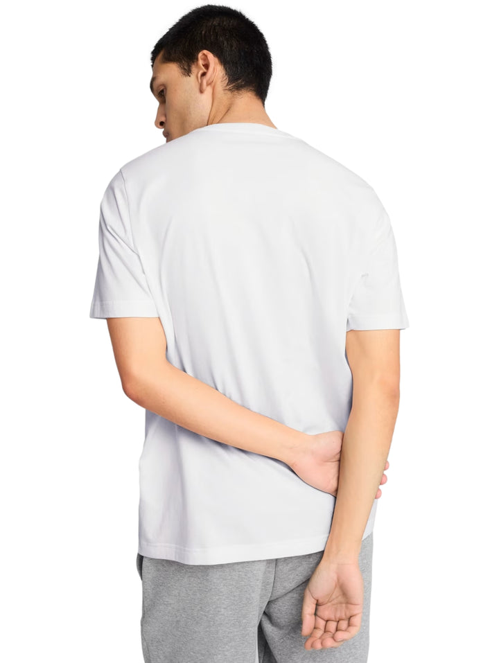 Hombre vistiendo una playera blanca de manga corta PUMA con un logotipo pequeño en el pecho.