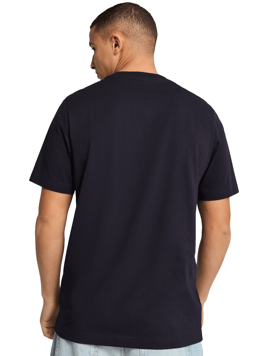 Camiseta PUMA de color azul marino con cuello redondo y un pequeño logo blanco en el pecho.