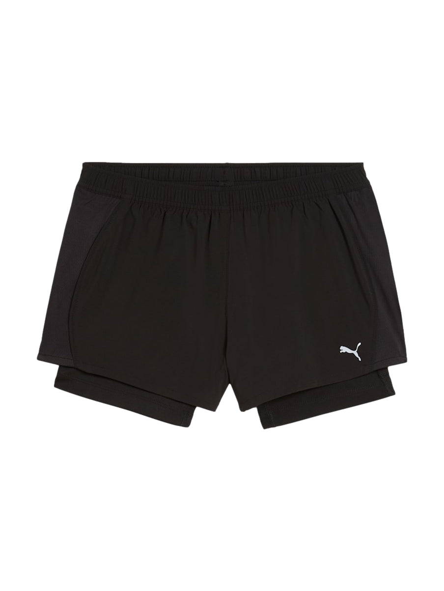 Mujer usando shorts deportivos color negro marca PUMA.