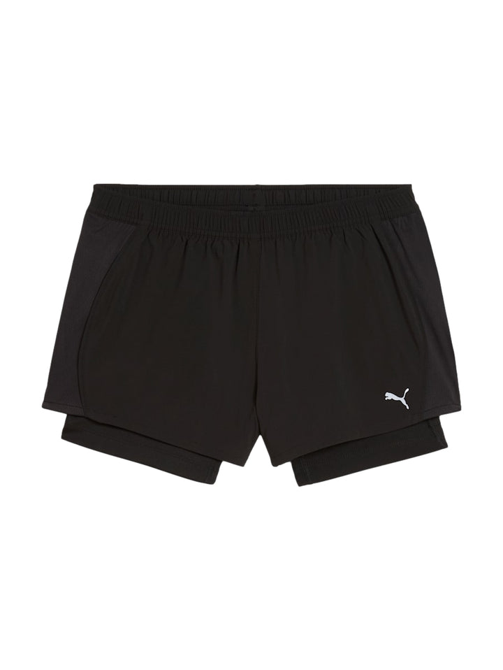 Mujer usando shorts deportivos color negro marca PUMA.