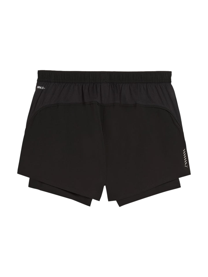 Mujer usando shorts deportivos color negro marca PUMA.