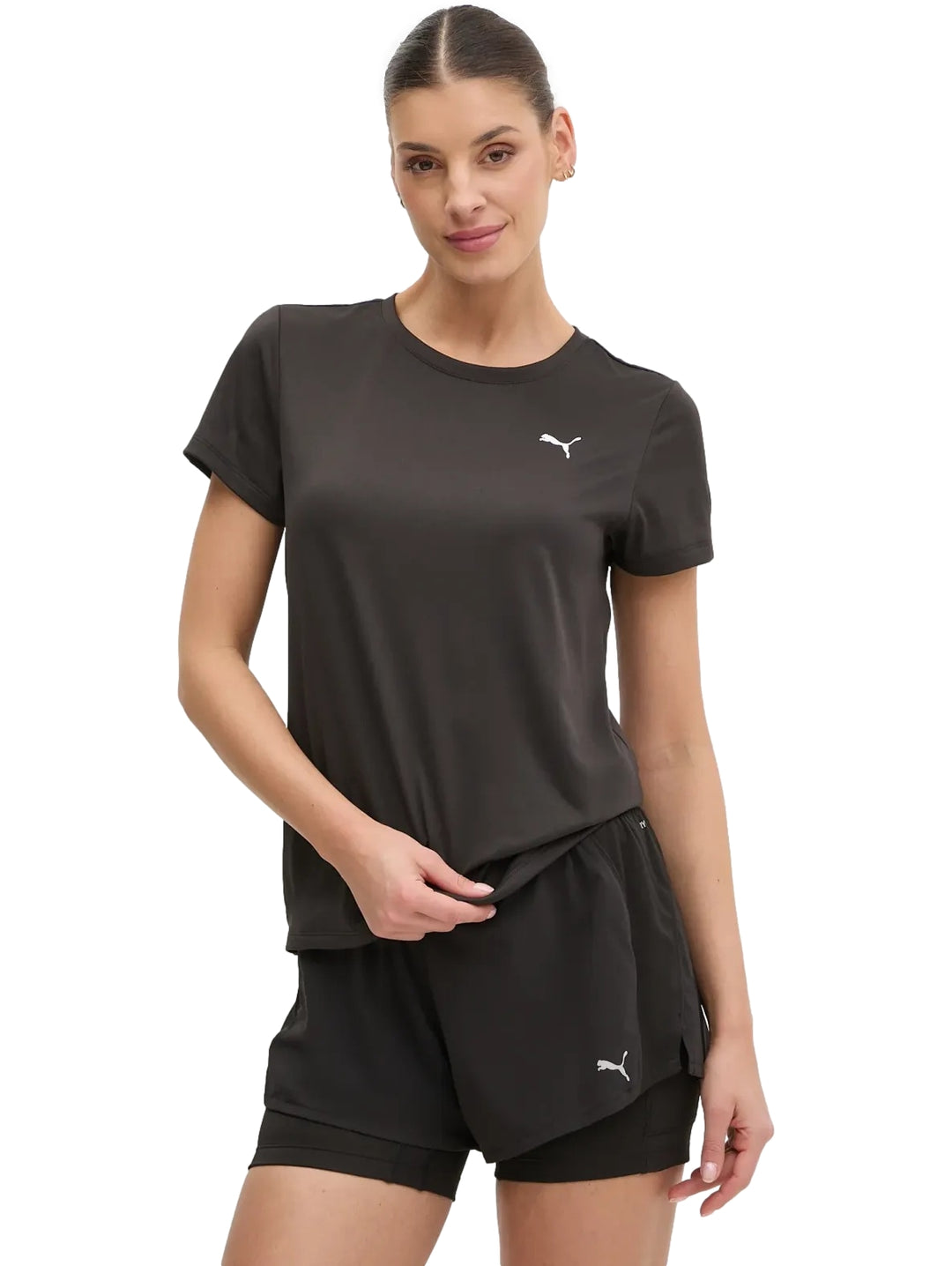 Mujer vistiendo una camiseta deportiva Puma de color negro con cuello redondo y manga corta.