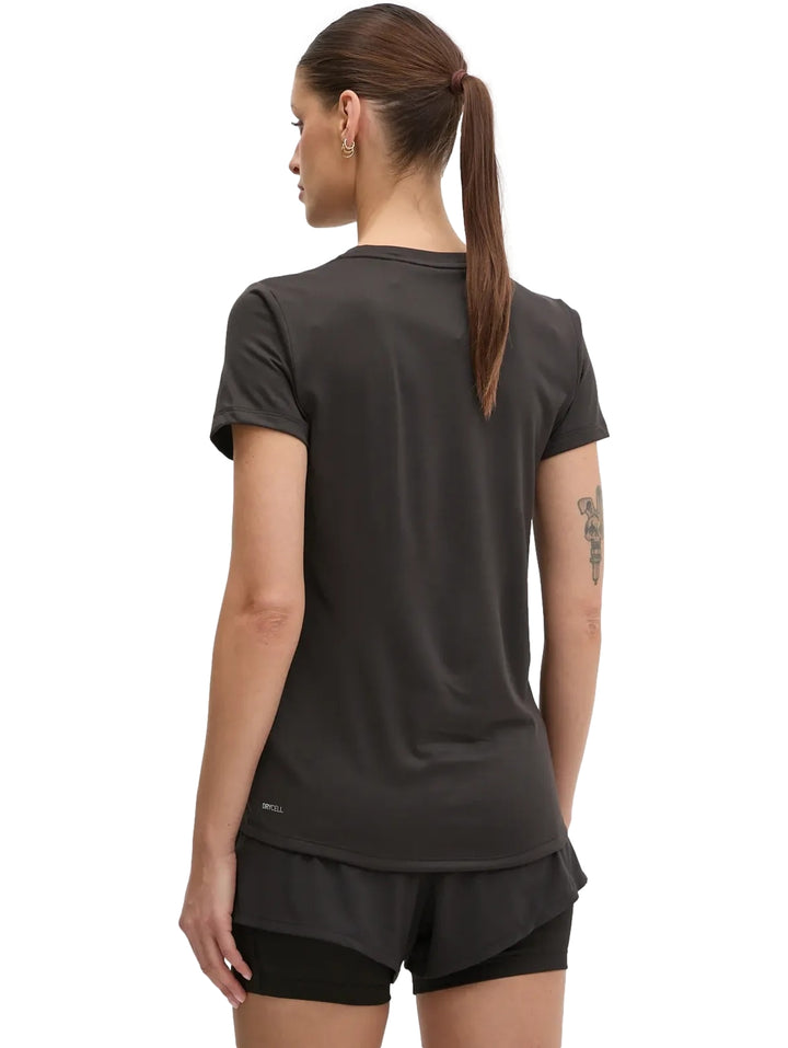 Mujer vistiendo una camiseta deportiva Puma de color negro con cuello redondo y manga corta.