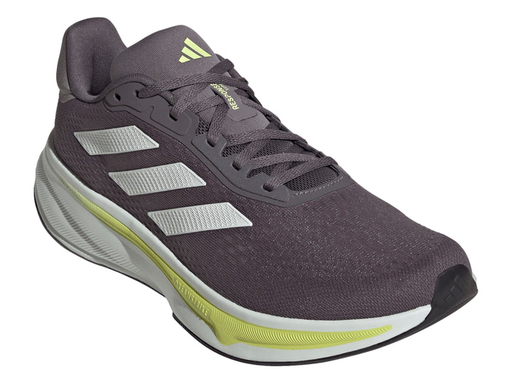 Tenis Adidas Response Super color gris con suela blanca y detalles en verde lima.