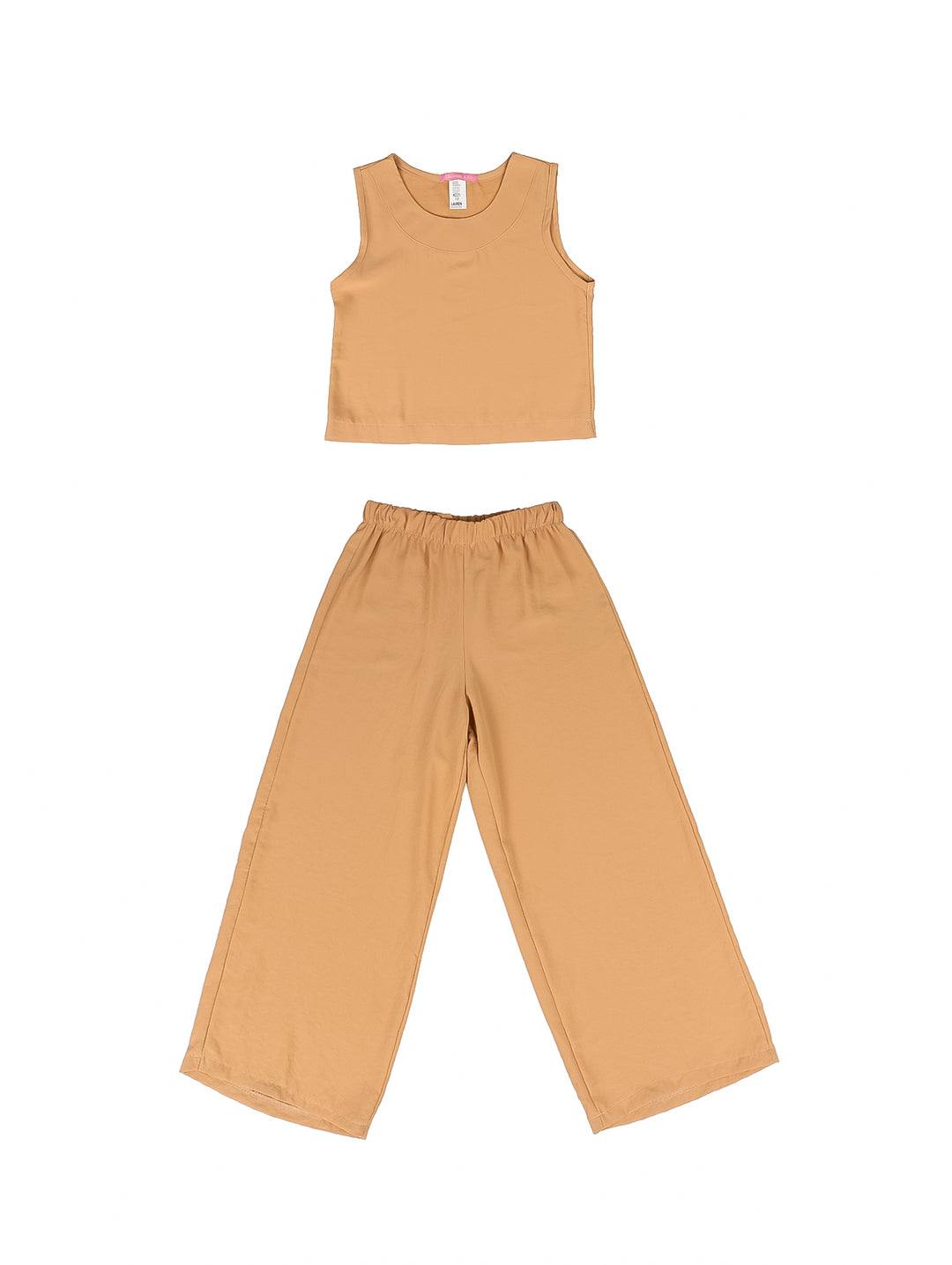 Conjunto de ropa para niña color camel compuesto por un top sin mangas y pantalones anchos.