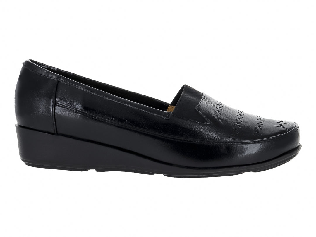 Zapato negro de cuña con acabado brillante y detalles perforados en la parte superior.