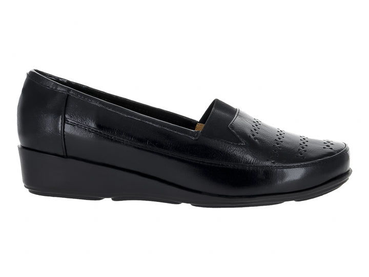 Zapato negro de cuña con acabado brillante y detalles perforados en la parte superior.