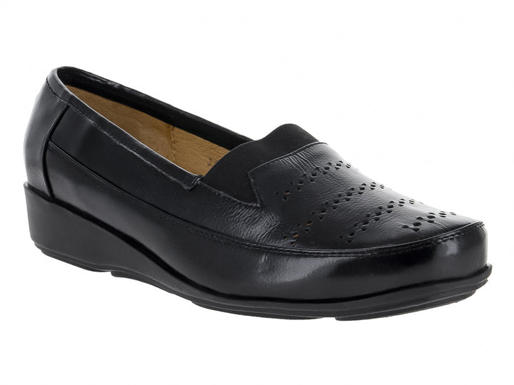 Zapato negro de cuña con acabado brillante y detalles perforados en la parte superior.