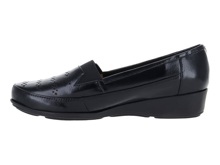 Zapato negro de cuña con acabado brillante y detalles perforados en la parte superior.