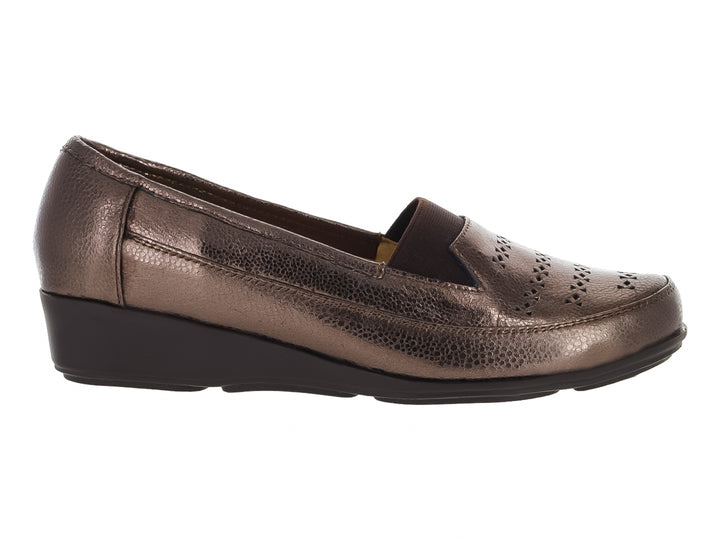 Zapato plano tipo mocasín en color bronce metálico con suela negra y detalles perforados en la parte superior.
