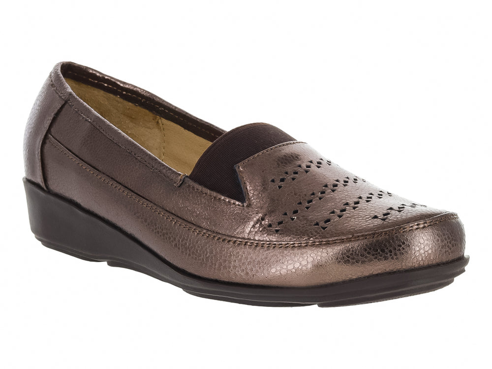 Zapato plano tipo mocasín en color bronce metálico con suela negra y detalles perforados en la parte superior.