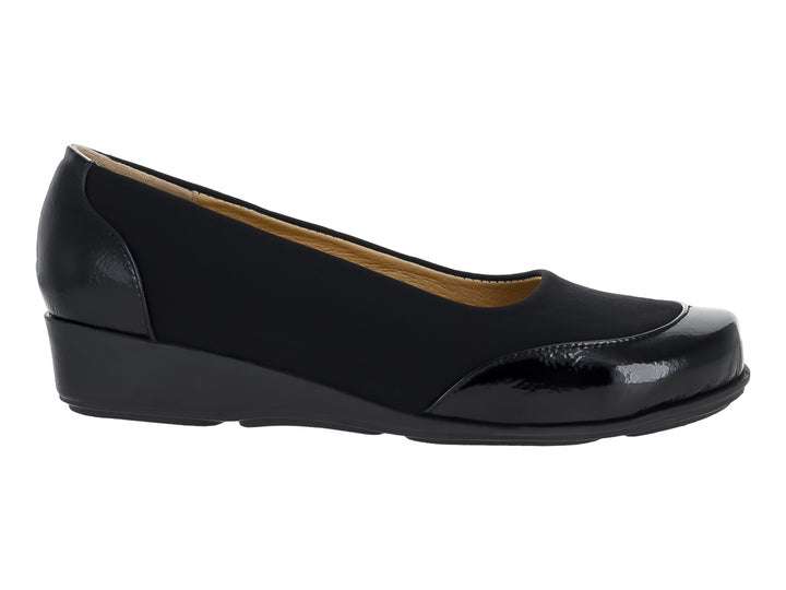 Zapato plano para mujer en color negro con cuerpo de tela mate y detalles brillantes en la punta y el talón.