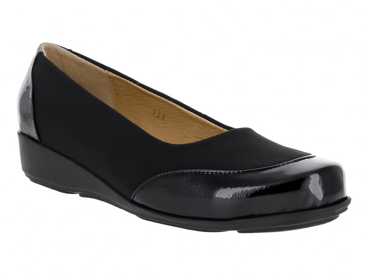 Zapato plano para mujer en color negro con cuerpo de tela mate y detalles brillantes en la punta y el talón.
