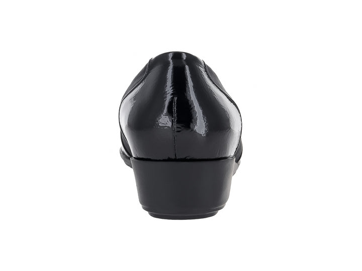 Zapato plano para mujer en color negro con cuerpo de tela mate y detalles brillantes en la punta y el talón.
