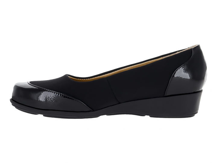 Zapato plano para mujer en color negro con cuerpo de tela mate y detalles brillantes en la punta y el talón.