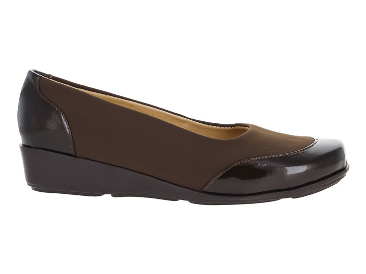 Zapato plano para mujer en color café con detalles brillantes en la punta y el talón.