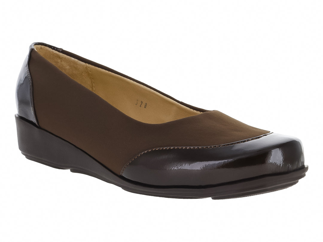 Zapato plano para mujer en color café con detalles brillantes en la punta y el talón.