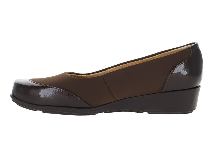 Zapato plano para mujer en color café con detalles brillantes en la punta y el talón.