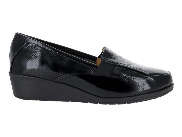 Zapato plano negro de charol arrugado con suela ligera para mujer.