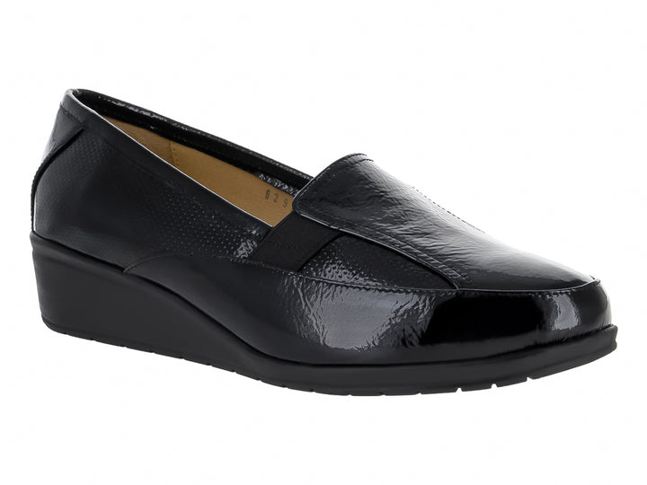 Zapato plano negro de charol arrugado con suela ligera para mujer.