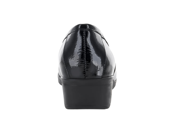 Zapato plano negro de charol arrugado con suela ligera para mujer.