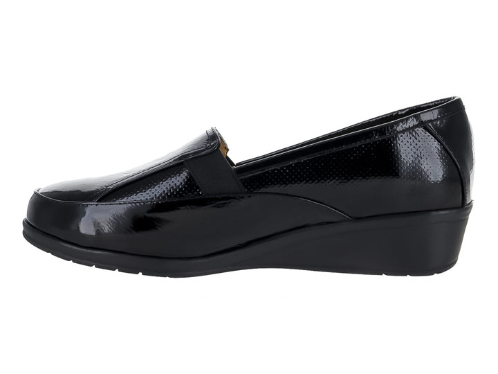 Zapato plano negro de charol arrugado con suela ligera para mujer.