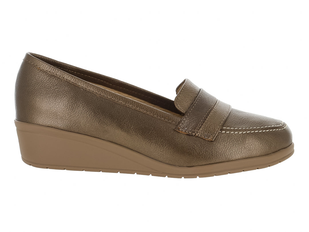 Zapato tipo mocasín color latón metálico con plataforma de cuña baja para mujer.