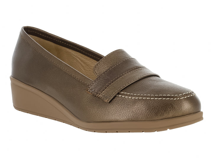 Zapato tipo mocasín color latón metálico con plataforma de cuña baja para mujer.