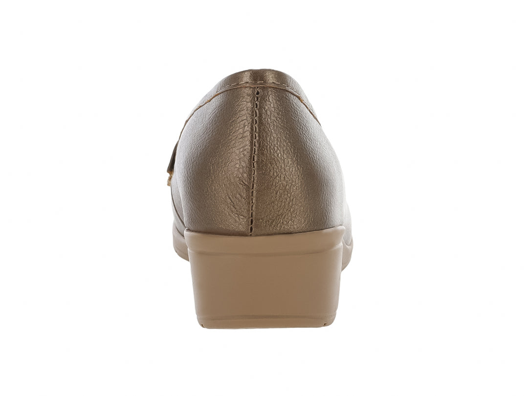 Zapato tipo mocasín color latón metálico con plataforma de cuña baja para mujer.