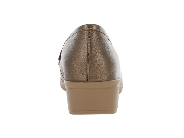 Zapato tipo mocasín color latón metálico con plataforma de cuña baja para mujer.