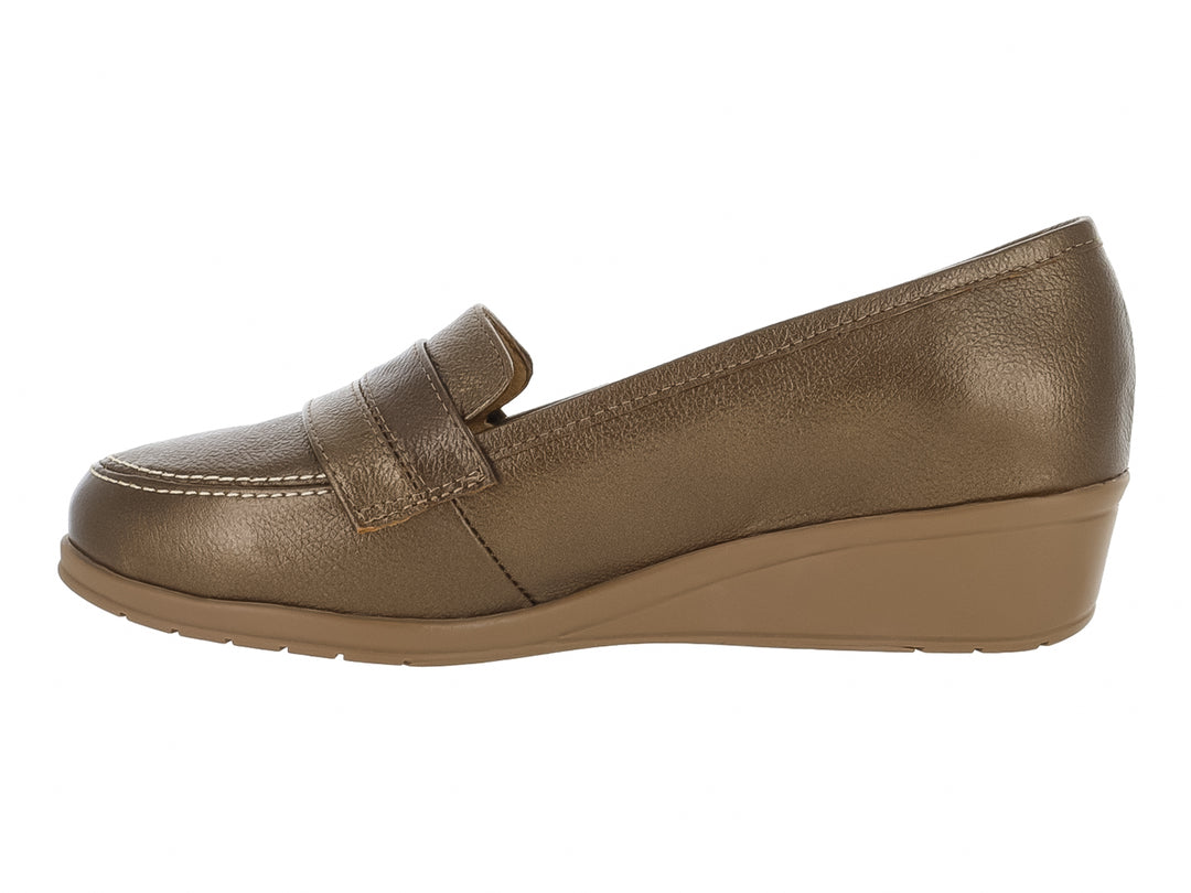 Zapato tipo mocasín color latón metálico con plataforma de cuña baja para mujer.