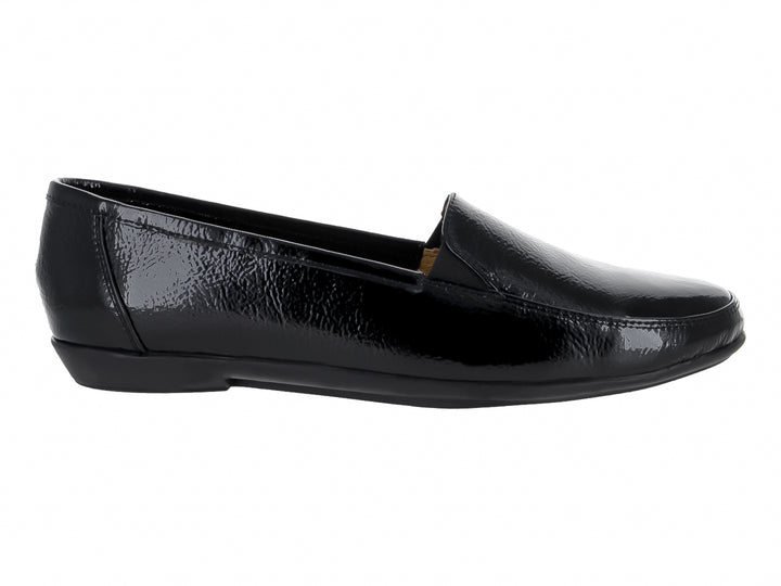 Zapato plano color negro de charol arrugado con acabado brillante.