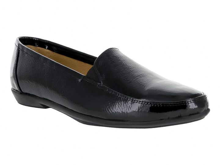 Zapato plano color negro de charol arrugado con acabado brillante.