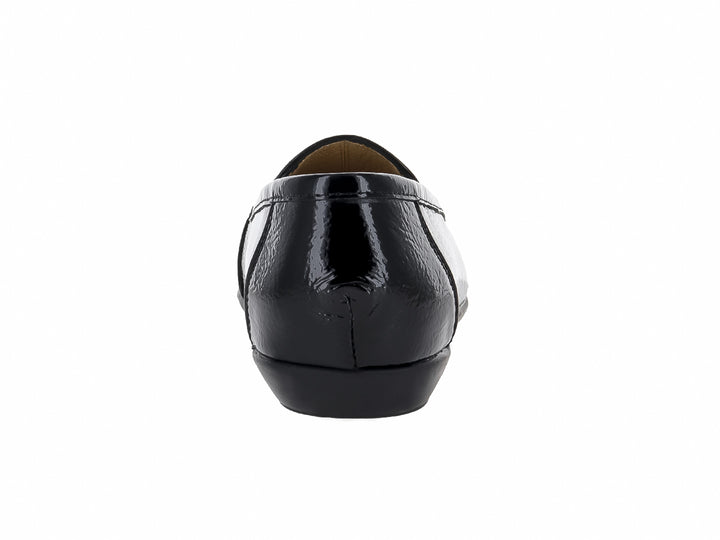 Zapato plano color negro de charol arrugado con acabado brillante.