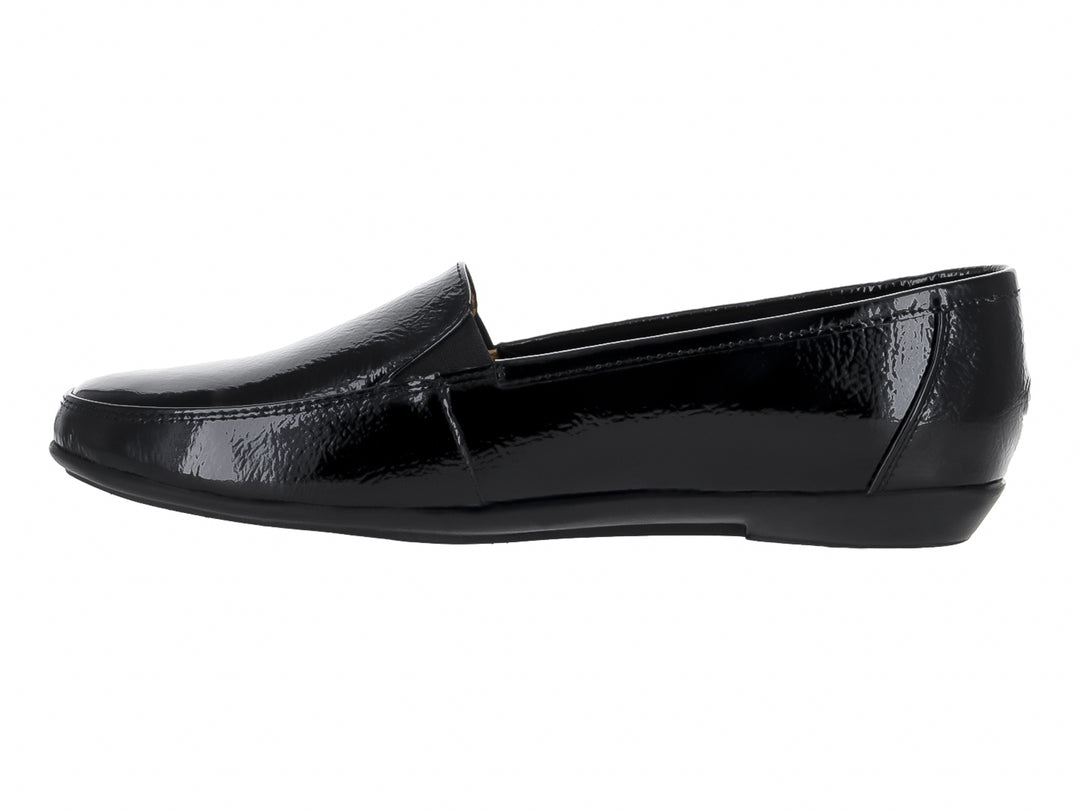 Zapato plano color negro de charol arrugado con acabado brillante.