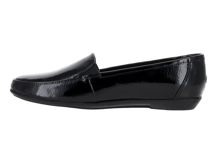 Zapato plano color negro de charol arrugado con acabado brillante.