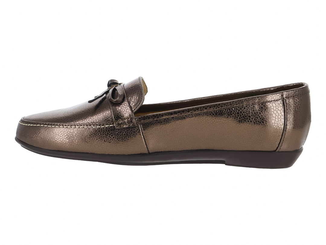 Zapato plano tipo mocasín color marrón brillante con textura animal print y detalle de lazo en el empeine.