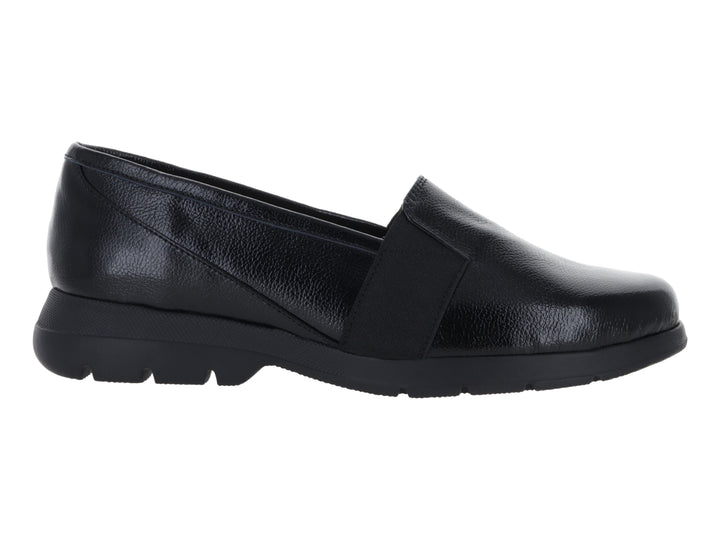 Zapato plano color negro con acabado texturizado y suela gruesa.