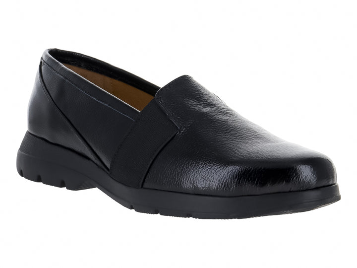 Zapato plano color negro con acabado texturizado y suela gruesa.