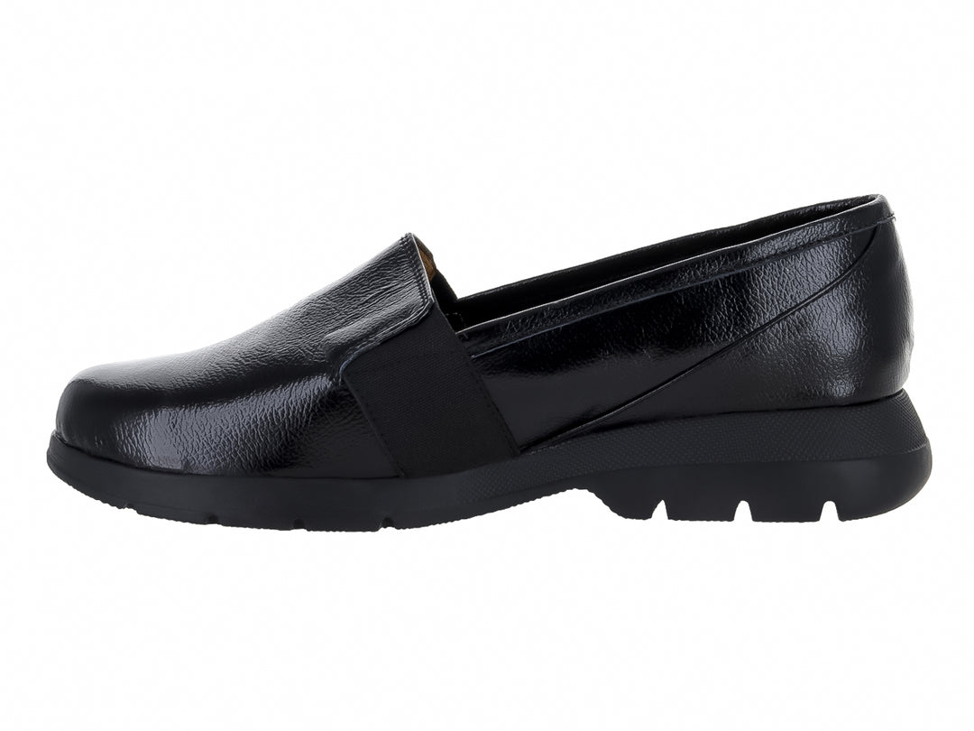 Zapato plano color negro con acabado texturizado y suela gruesa.