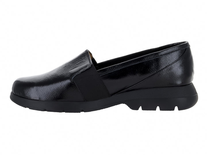 Zapato plano color negro con acabado texturizado y suela gruesa.