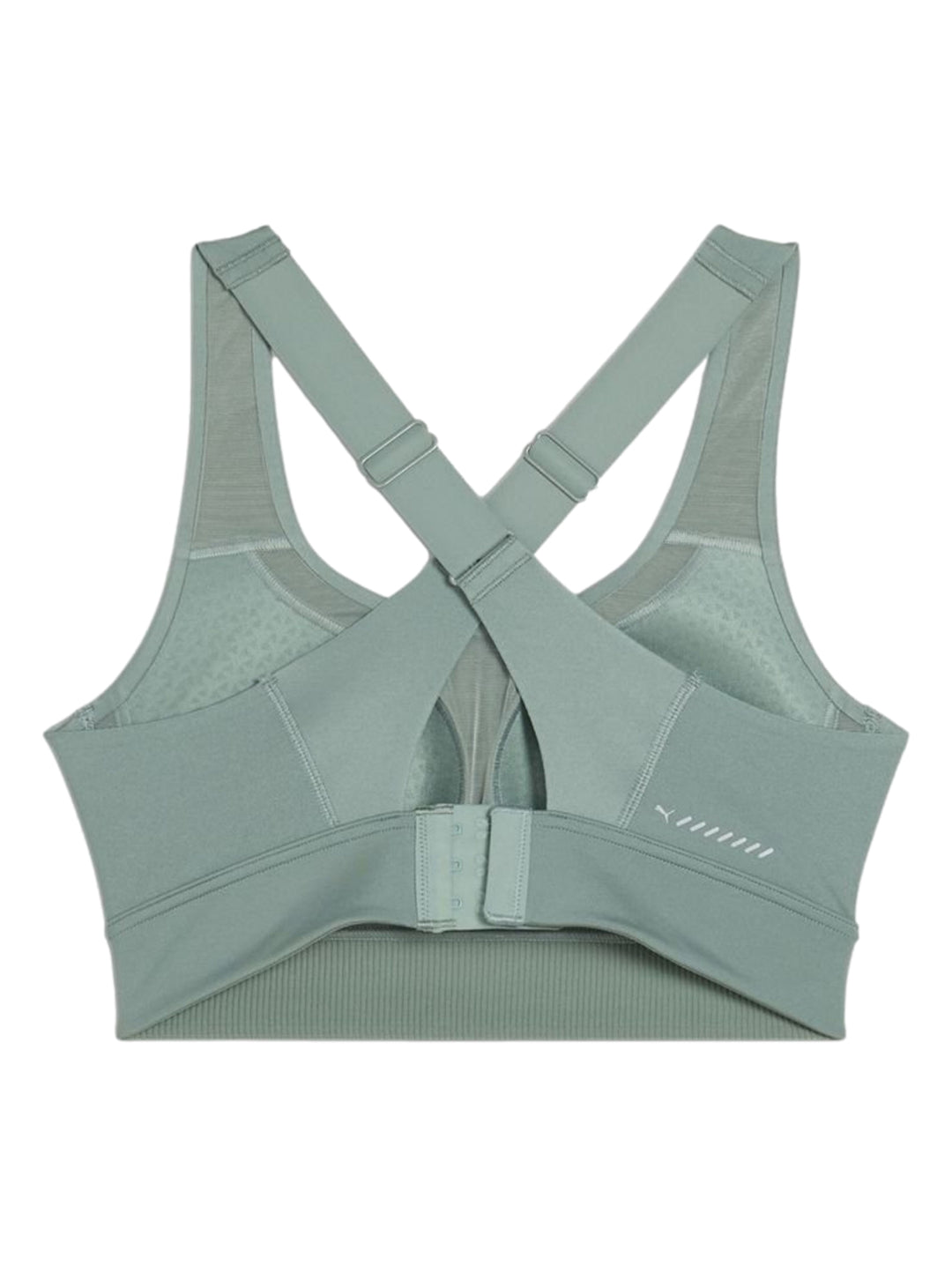 Mujer vistiendo un top deportivo PUMA color verde luna con diseño ajustado y cuello redondo.