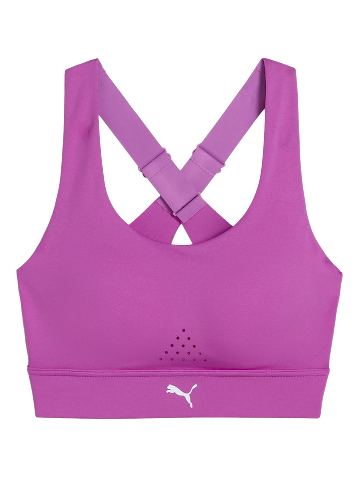 Mujer vistiendo un sujetador deportivo PUMA en color morado Wild Berry.