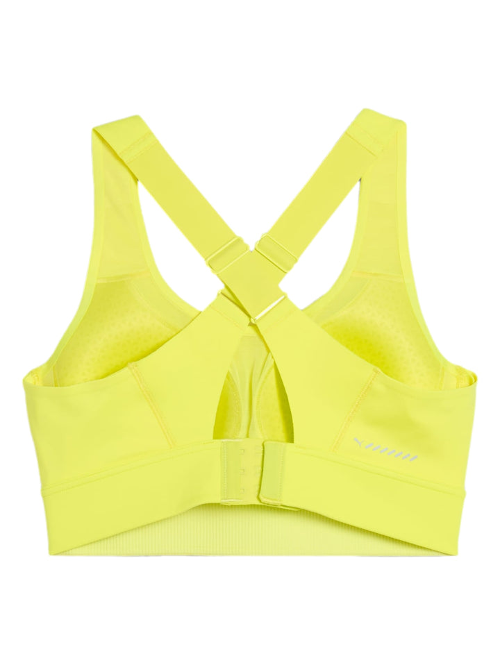 Top deportivo PUMA color amarillo limón usado por una mujer.